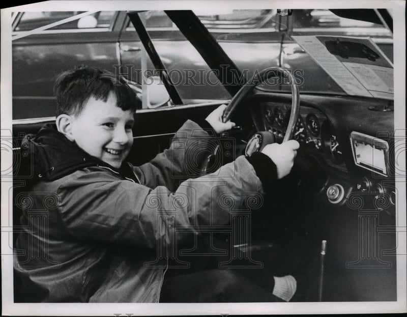 Load image into Gallery viewer, Press Photo Wesley Crawford at the car show. - nee90596
