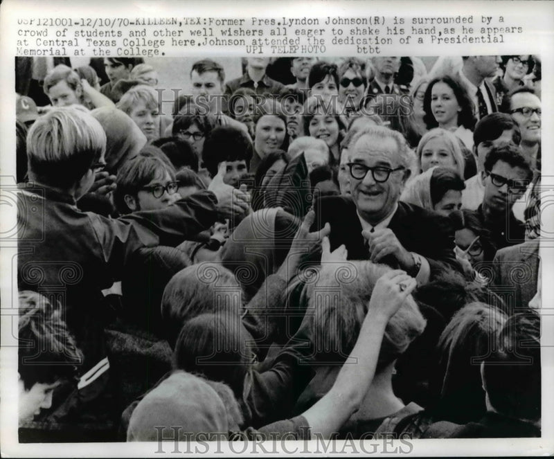 Load image into Gallery viewer, 1970 Press Photo Pres. Lyndon Johnson surrounded by a crowd of Students

