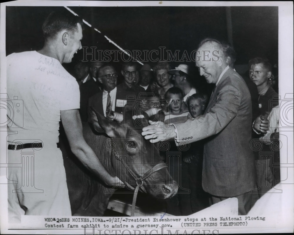 1956 Press Photo Pres. Eisenhower stops at the National Plowing Contest Farm