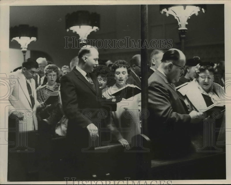 Load image into Gallery viewer, 1964 Press Photo Parishioners of Trinity Cathedral - nee90986
