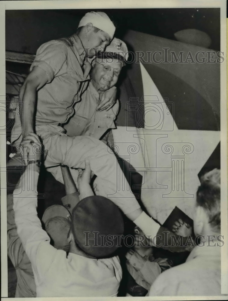 1943 Press Photo Lt. R.G. Arnold injured while landingat 7th Air Force Base