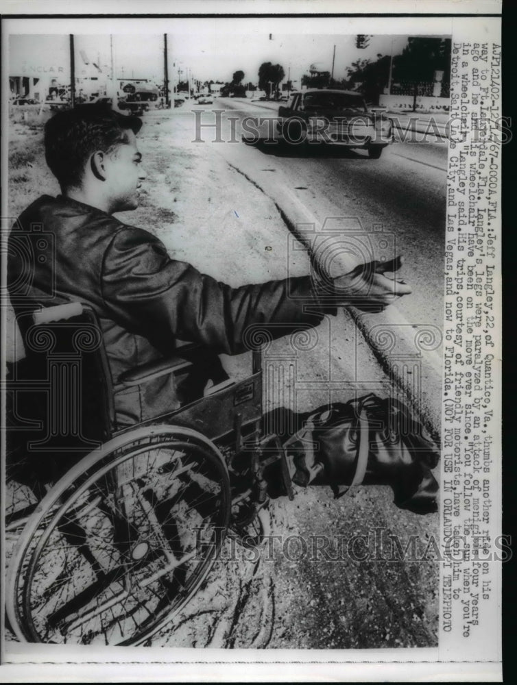 1967 Press Photo Jeff Langley thumbs for a ride to Ft. Lauderdale Florida