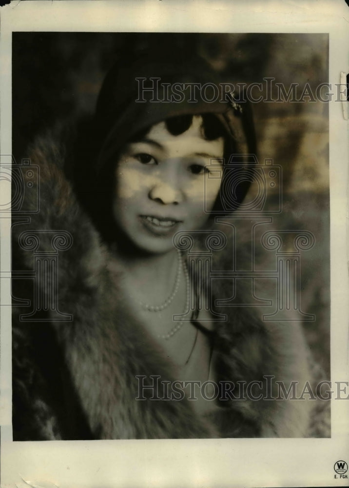 1931 Press Photo Mrs.Toyo Hirayama plant the first of 40 Japanese Cherry trees