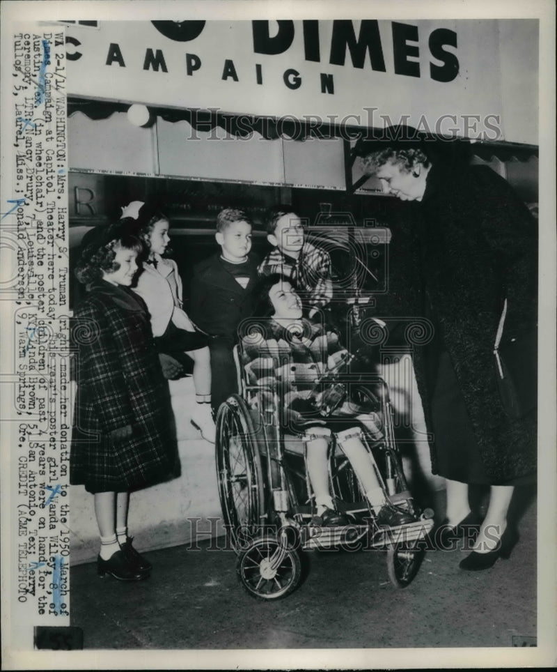 Load image into Gallery viewer, 1950 Press Photo Mrs Harry Truman made her donation to 1950 March of Dimes
