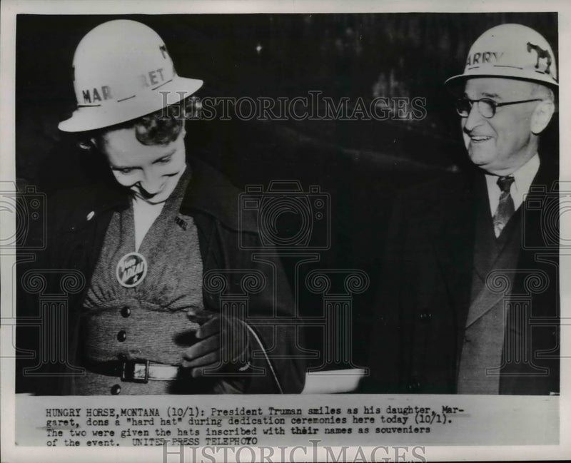 Load image into Gallery viewer, 1952 Press Photo Pres.Harry Truman and daughter during dedication ceremonies
