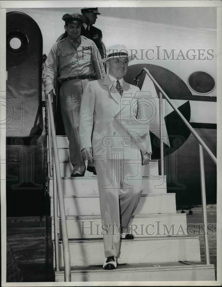 1945 Press Photo Pres.Harry Truman arrives at Wash. Natl Airport back from West