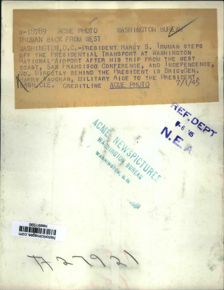 1945 Press Photo Pres.Harry Truman arrives at Wash. Natl Airport back from West