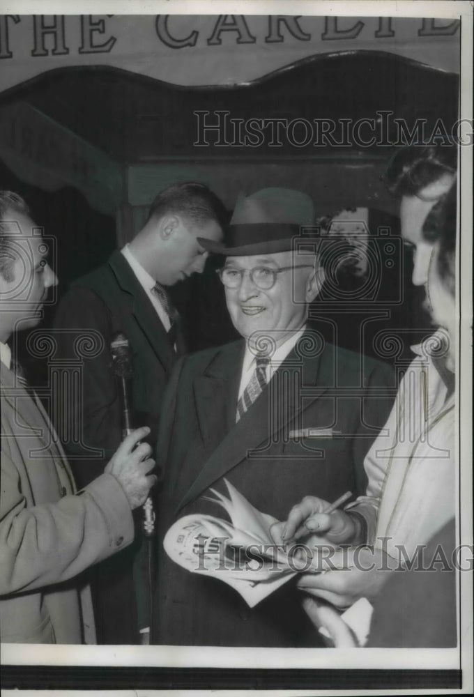 1956 Press Photo Pres. Harry Truman surrounded by newsmen at New York