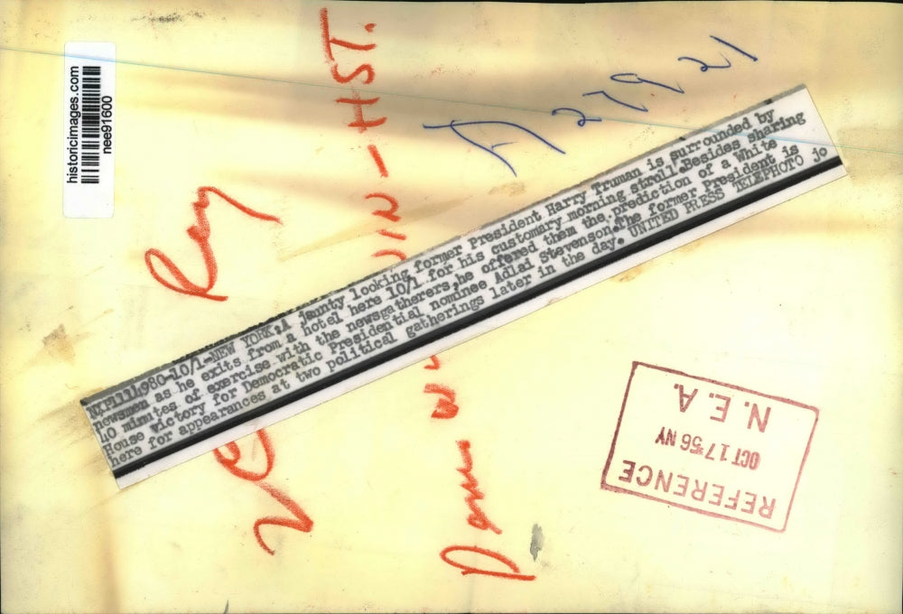 1956 Press Photo Pres. Harry Truman surrounded by newsmen at New York