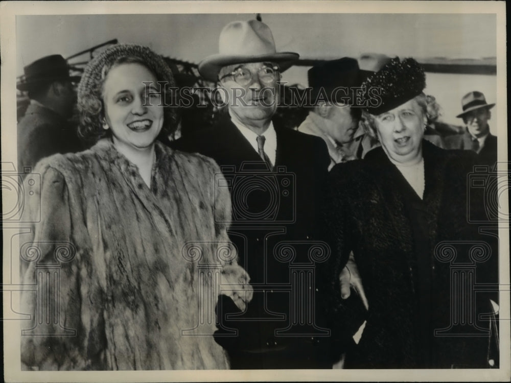 1948 Press Photo President Harry Truman greeted by Wife and daughter Margaret
