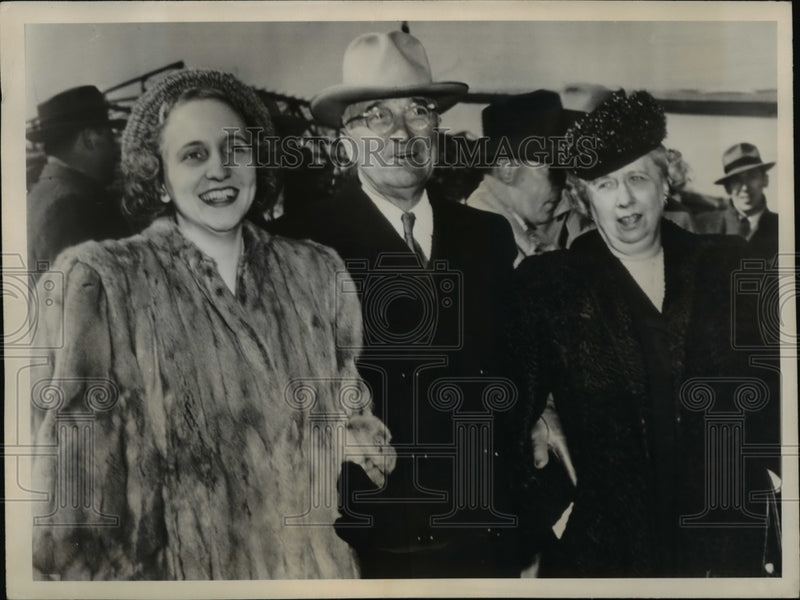 Load image into Gallery viewer, 1948 Press Photo President Harry Truman greeted by Wife and daughter Margaret
