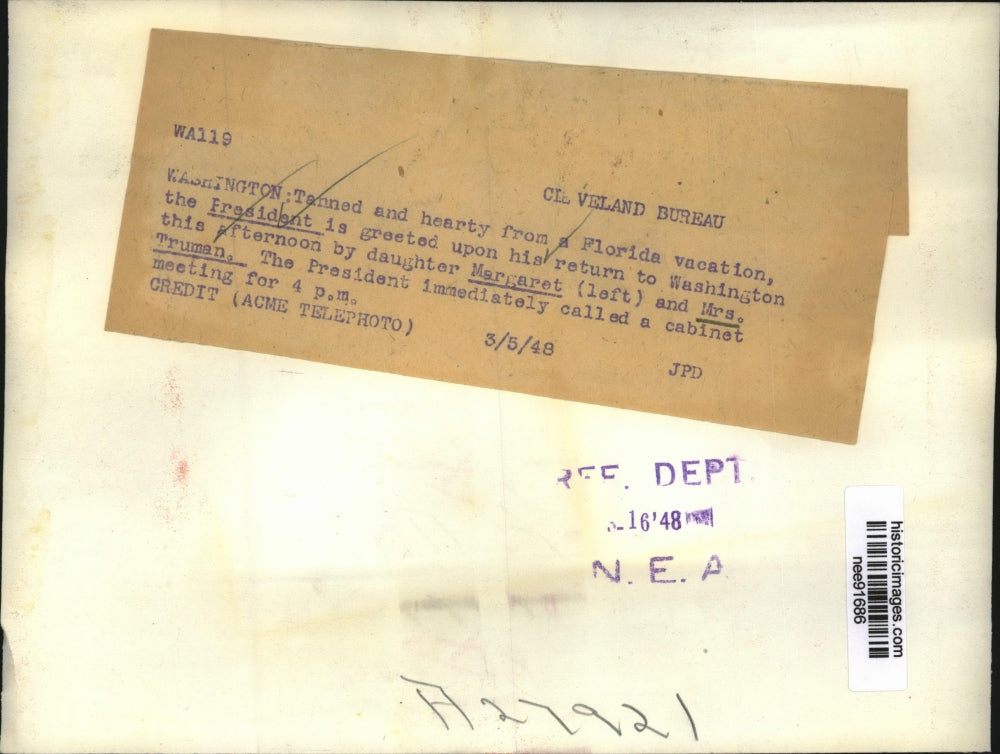 1948 Press Photo President Harry Truman greeted by Wife and daughter Margaret