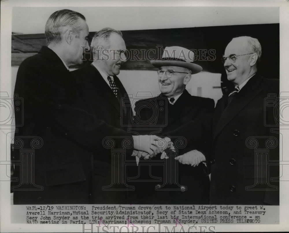 1952 Press Photo Pres.Harry Truman greet W.Averell Harriman at National Airport