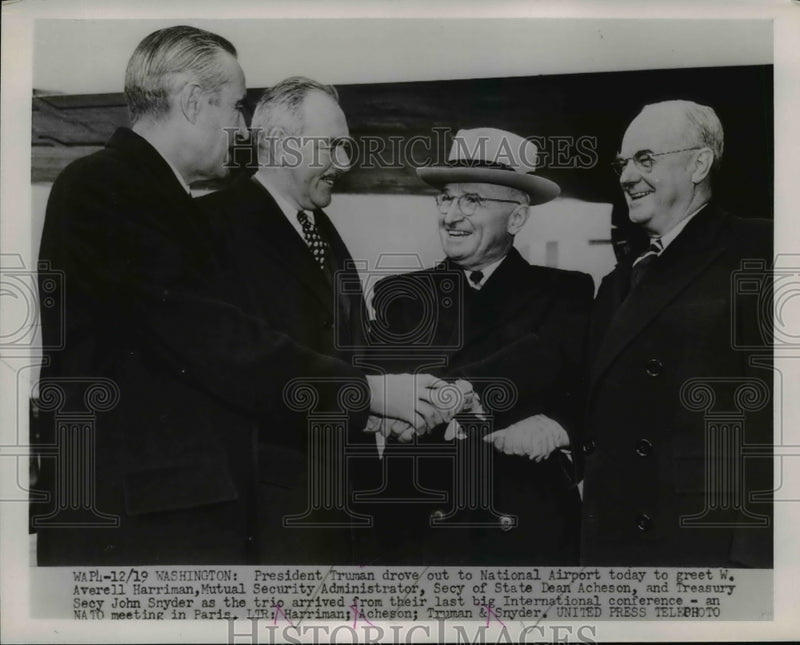 Load image into Gallery viewer, 1952 Press Photo Pres.Harry Truman greet W.Averell Harriman at National Airport
