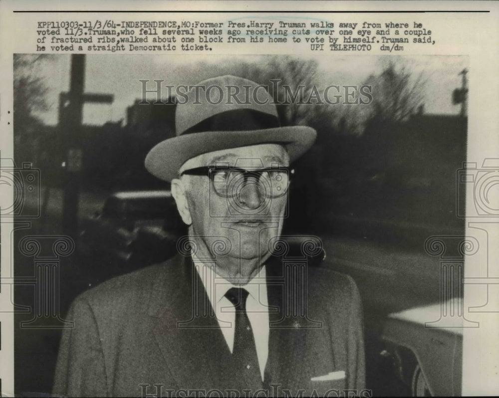 1964 Press Photo Pres.Harry Truman walk away after voting at Independence Mo.- Historic Images