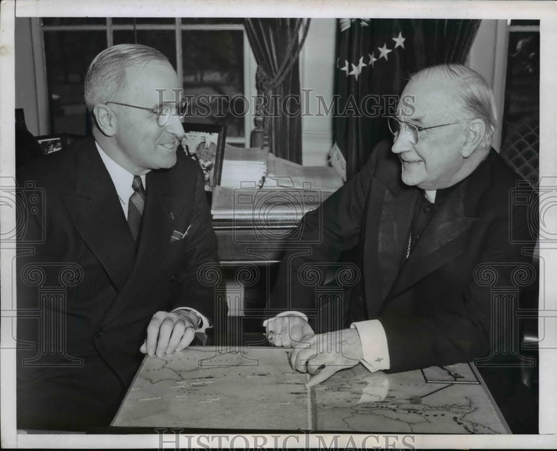 Load image into Gallery viewer, 1946 Press Photo Pres. Harry Truman and Samuel Cardinal Stritch of Chicago
