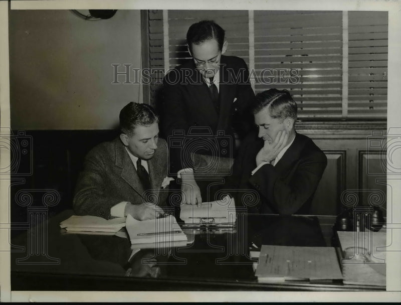 Load image into Gallery viewer, 1933 Press Photo Agriculture Secretary Henry Wallace &amp; aides discuss farm relief
