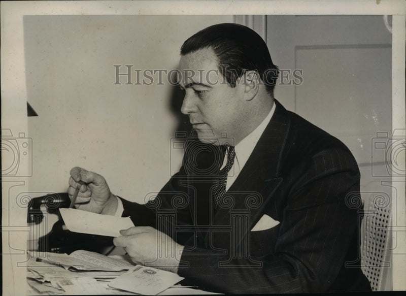 Load image into Gallery viewer, 1939 Press Photo John Hastings On His Hotel Suit - nee91983
