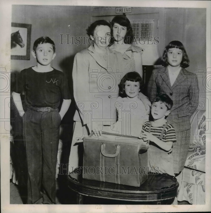 Load image into Gallery viewer, 1951 Press Photo Kienstad family stranded en route to meet soldier dad Maurice
