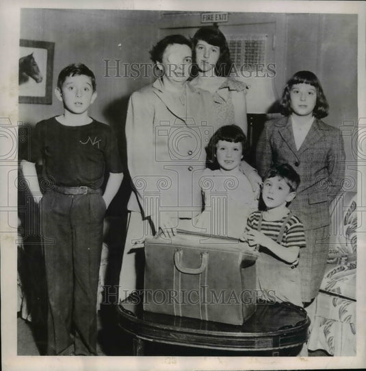 1951 Press Photo Kienstad family stranded en route to meet soldier dad Maurice