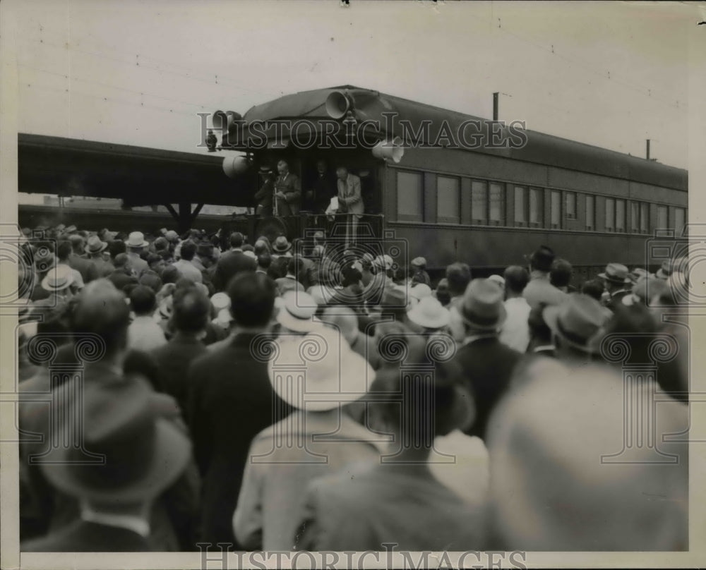 1936 Press Photo Governor Alf Landon Shown On His Train - nee92191