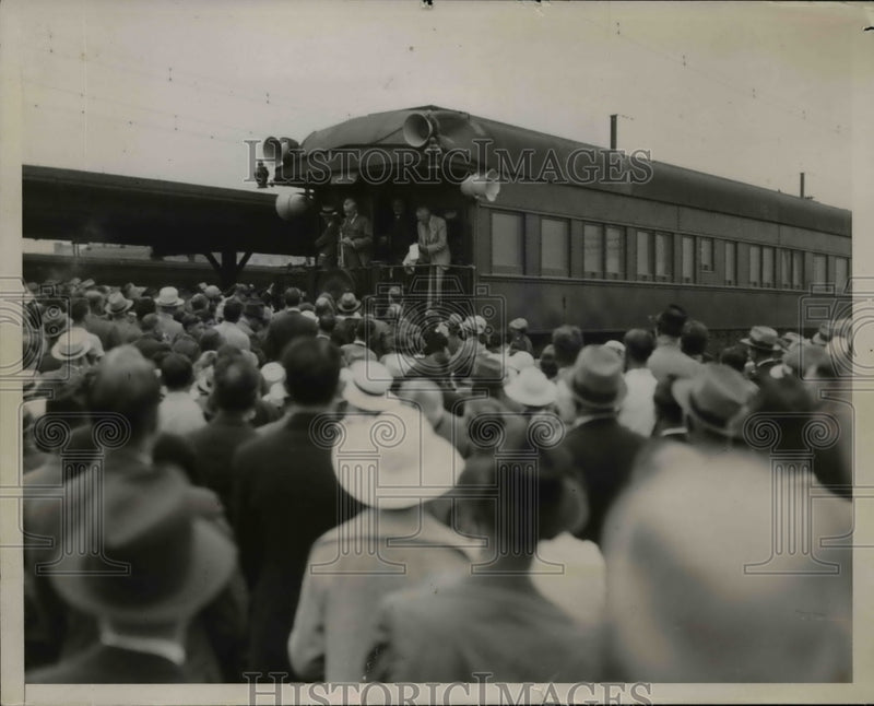 Load image into Gallery viewer, 1936 Press Photo Governor Alf Landon Shown On His Train - nee92191

