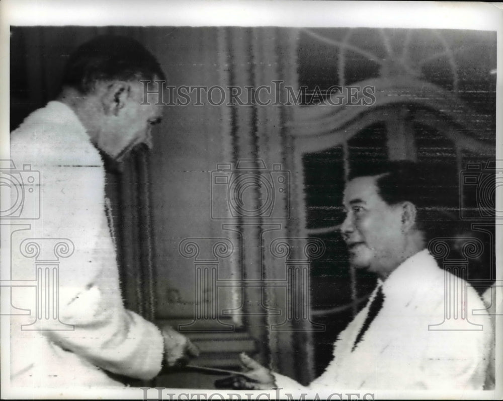 1963 Press Photo US Ambassador Henry Cabot Lodge presents credentials