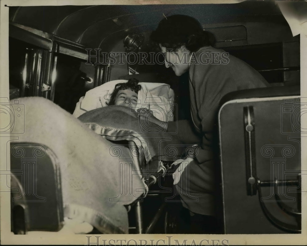 1950 Press Photo Mrs Josephine Jurcisek and 10 year old Janice - nee92468
