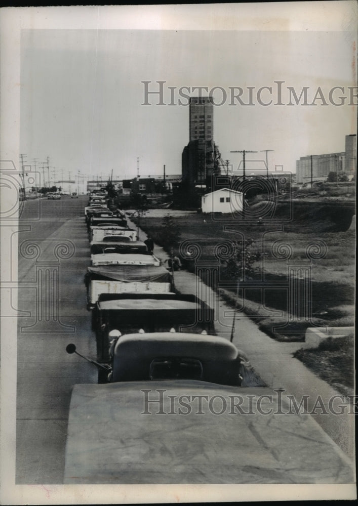 Load image into Gallery viewer, 1948 Press Photo Trucks transporting wheat. - nee92810
