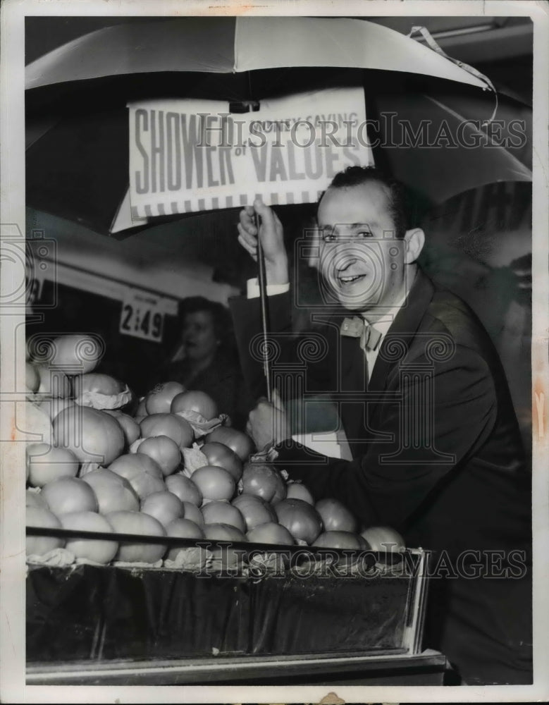 1954 Press Photo Lou Rubin shown advertising in one of his stores. - nee92877
