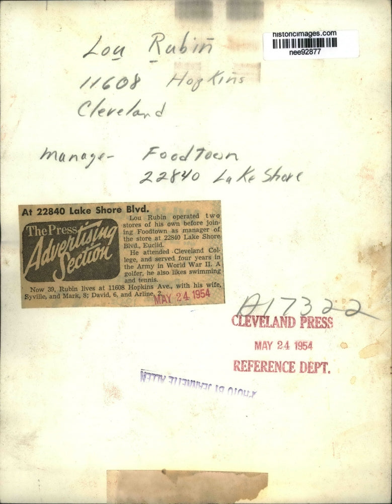 1954 Press Photo Lou Rubin shown advertising in one of his stores. - nee92877