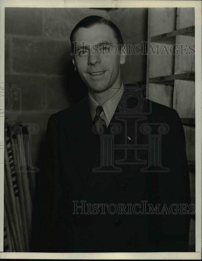 1938 Press Photo Arnold Eddy Coach of USC Hockey Team - nee92946