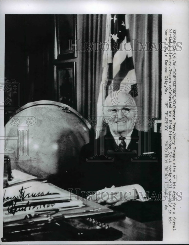 1966 Press Photo Pres.Harry S. Truman at his desk for formal birthday picture