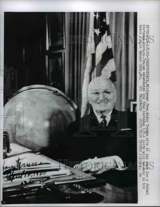 1966 Press Photo Pres.Harry S. Truman at his desk for formal birthday picture