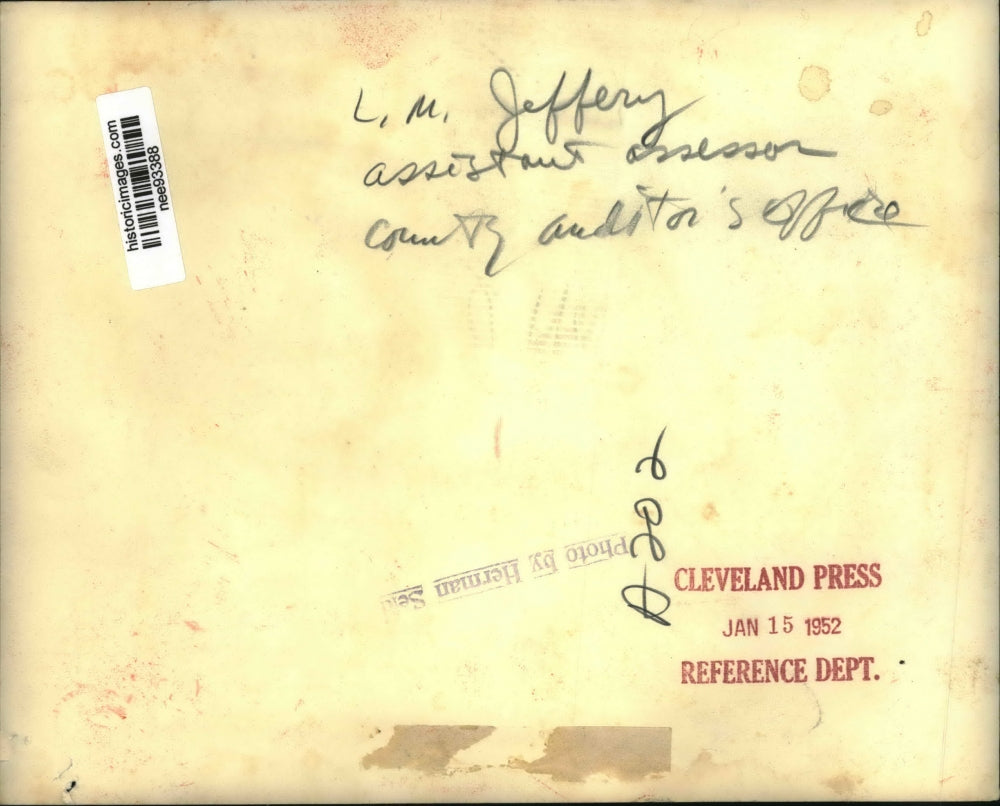 1952 Press Photo LM Jeffrey assistant assessor county auditors office