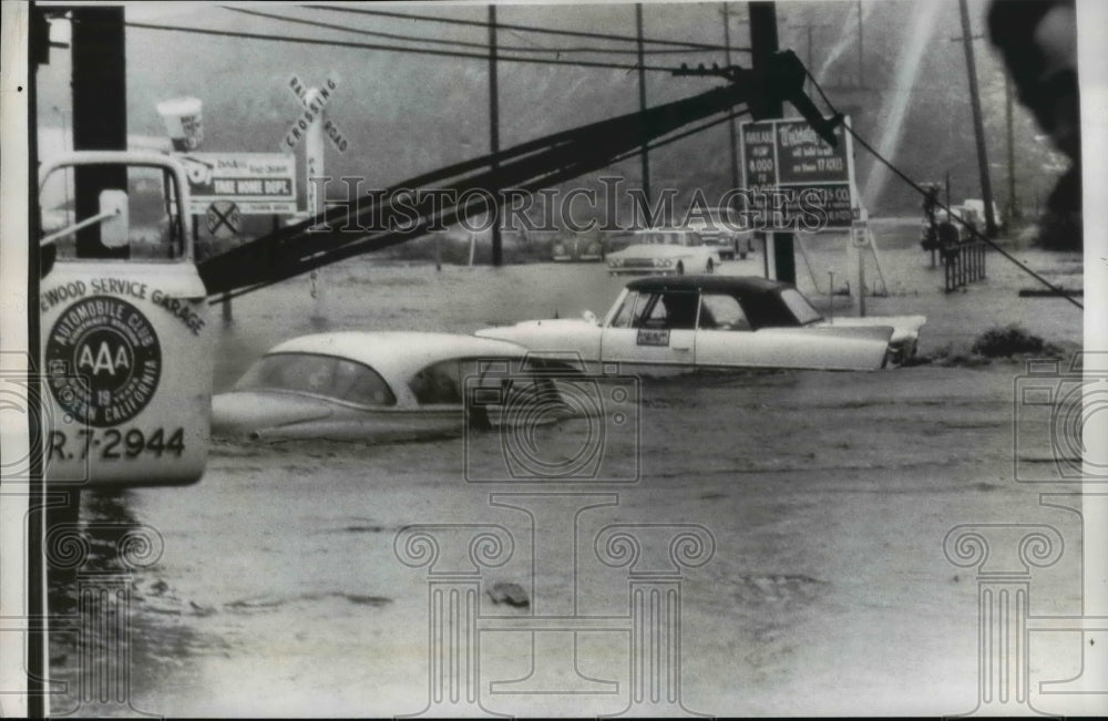 1962 Press Photo Emergency Truck pull flooded auto from Los Angeles Intersection