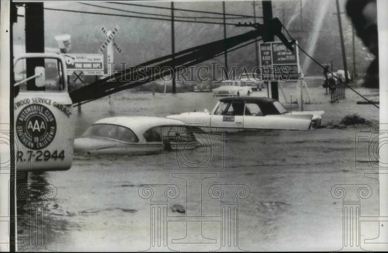Load image into Gallery viewer, 1962 Press Photo Emergency Truck pull flooded auto from Los Angeles Intersection
