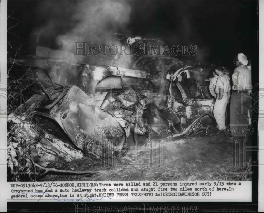 1956 Press Photo Three killed and 21 injured when Greyhound bus collided