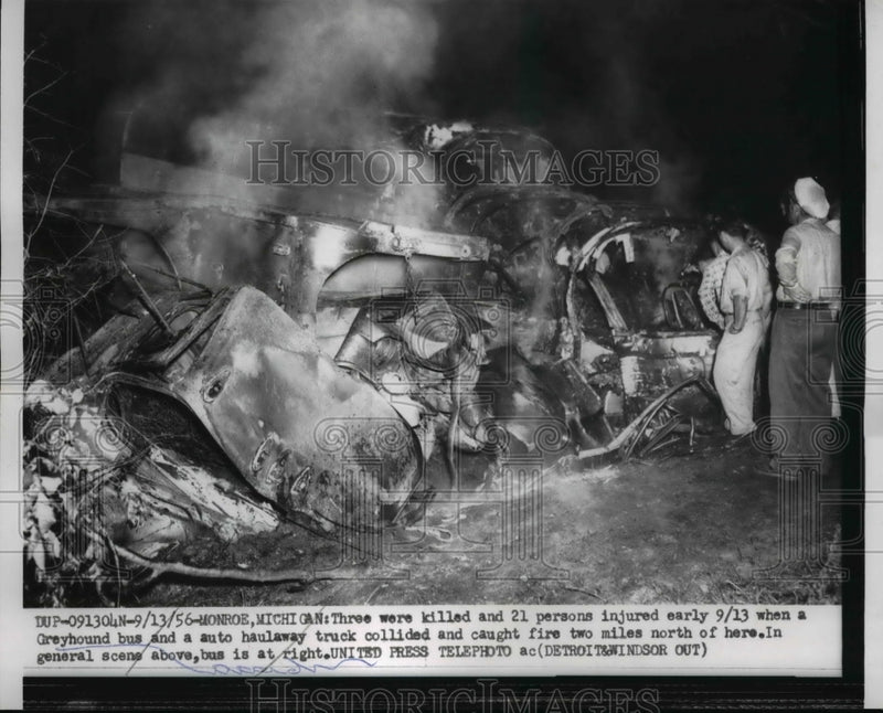 Load image into Gallery viewer, 1956 Press Photo Three killed and 21 injured when Greyhound bus collided
