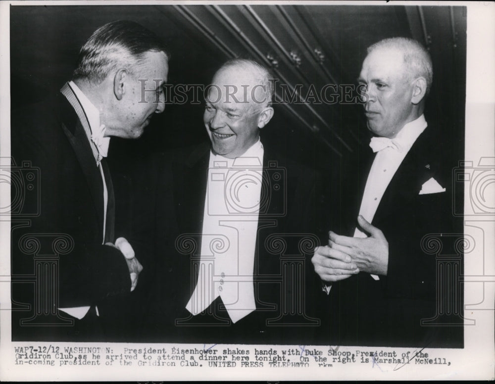 1953 Press Photo Pres.Eisenhower shake hands Duke Shoop Pres.of Gridiron Club - Historic Images