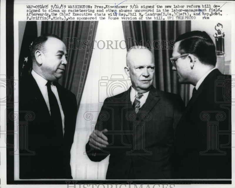 Load image into Gallery viewer, 1959 Press Photo President Eisenhower Signed The Labor reform Bill - nee93643
