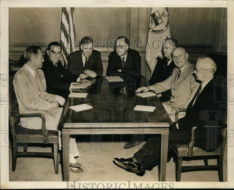 Load image into Gallery viewer, 1945 Press Photo Members of Labor Management Group meet at Labor Department
