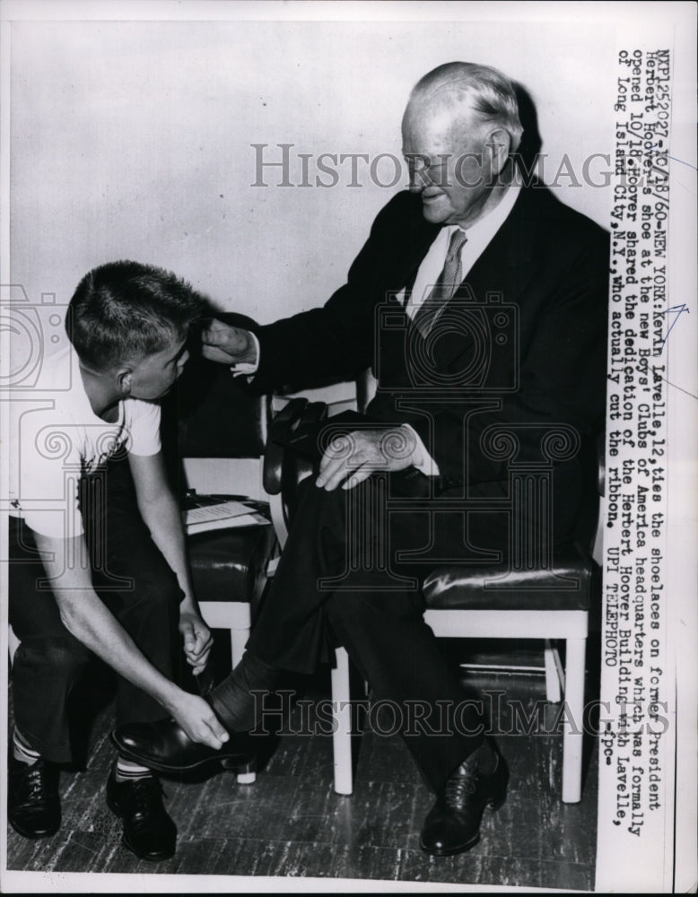 1960 Press Photo Kevin Lavelle ties shoelaces on Herbert Hoovers shoe