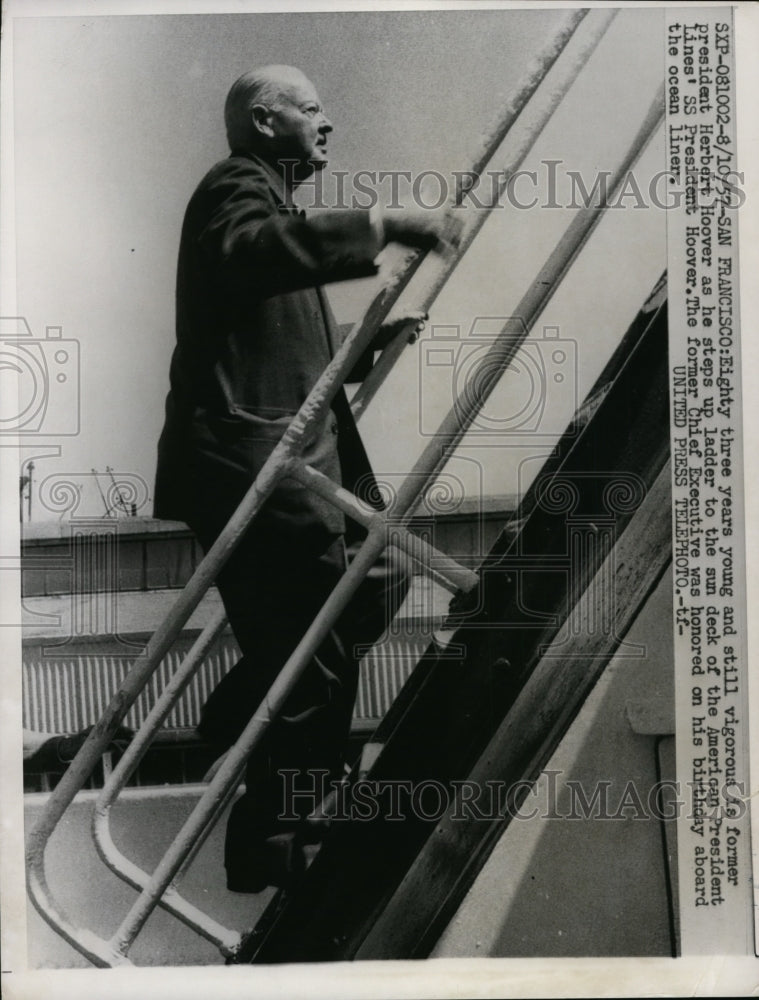 Load image into Gallery viewer, 1957 Press Photo Herbert Hoover steps up to the sun deck of Pres.Hoover Lines

