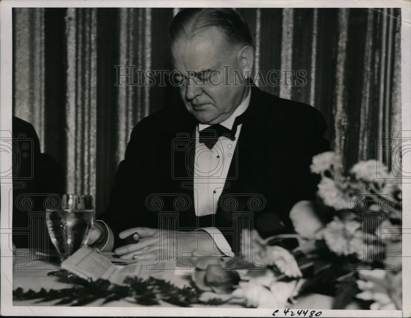 Load image into Gallery viewer, 1937 Press Photo Pres.Herbert Hoover addressed to the Chicago Economic Club
