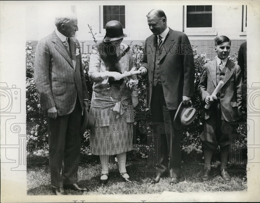 1929 Press Photo Pres.Herbert Hoover presented prizes fro Safety Essay Contest