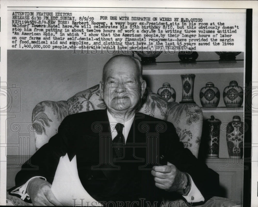 1959 Press Photo Pres. Herbert Hoover at his room at the Waldorf Towers Hotel- Historic Images