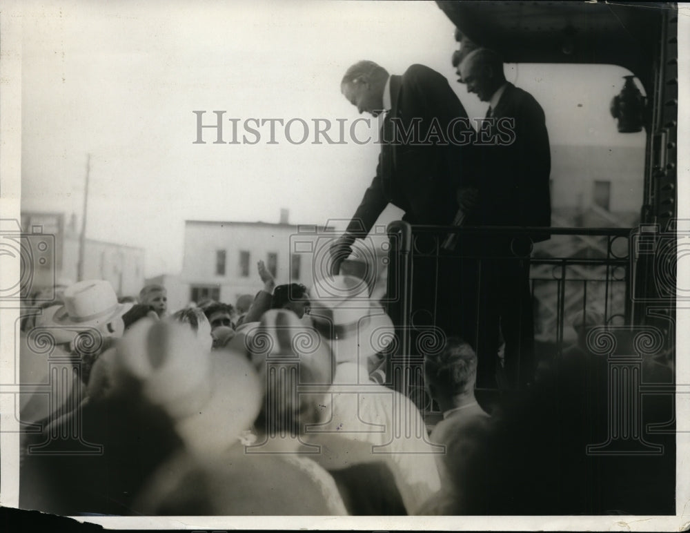 1928 Press Photo Herbert Hoover shakes hands with admirers in Sidney NE