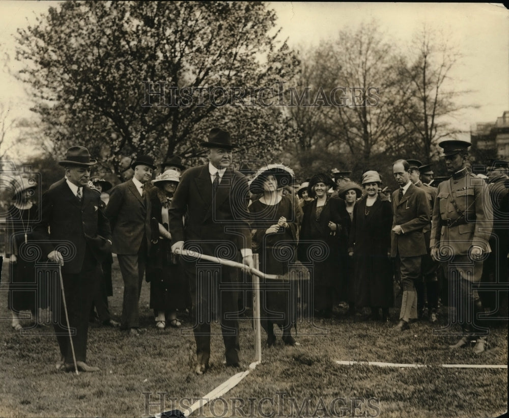 1923 Press Photo Commerce Secretary Herbert Hoover & Lida Hafford break ground