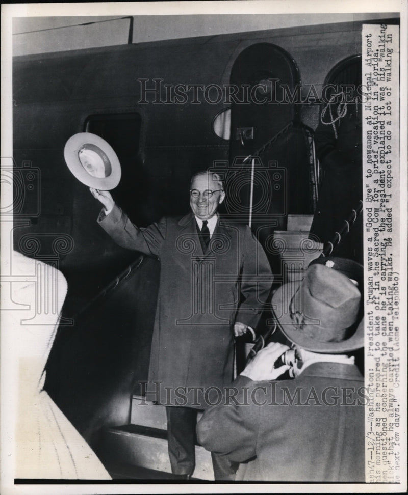 Load image into Gallery viewer, 1947 Press Photo Pres.Harry Truman waves goodbye at National Airport
